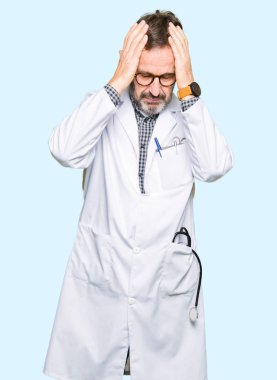 Orta yaş çünkü umutsuz ve stresli baş ağrısı acı tıbbi bir palto giyiyor doktor erkekler ağrı ve Migren. Ellerini kafasına.