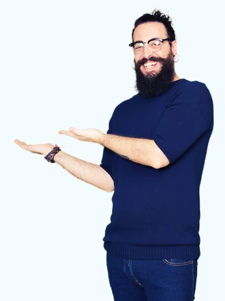 Homem Jovem Hipster Com Cabelos Longos Barba Usando Óculos Convidando — Fotografia de Stock