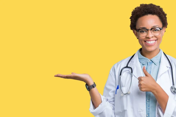 Junge Afrikanisch Amerikanische Ärztin Medizinischem Mantel Über Isoliertem Hintergrund Zeigt — Stockfoto