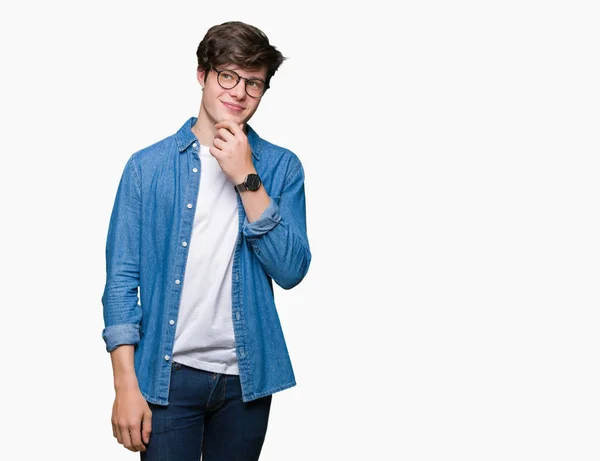 Joven Hombre Guapo Con Gafas Sobre Fondo Aislado Con Mano — Foto de Stock