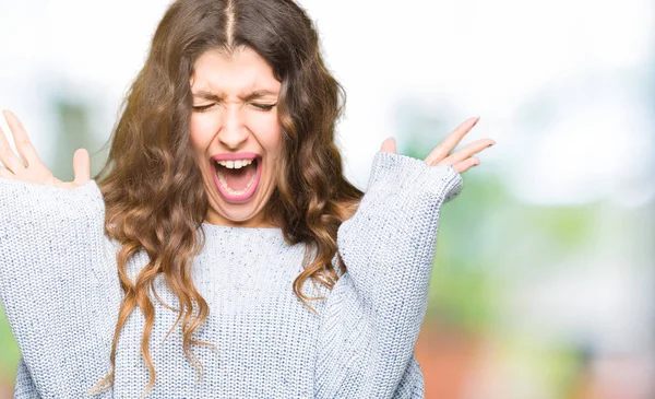 Mujer Hermosa Joven Vistiendo Suéter Invierno Celebrando Loco Loco Por —  Fotos de Stock