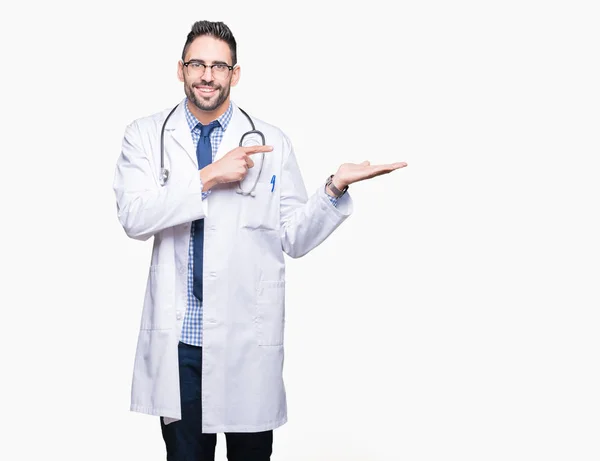 Guapo Joven Médico Sobre Fondo Aislado Sorprendido Sonriendo Cámara Mientras — Foto de Stock