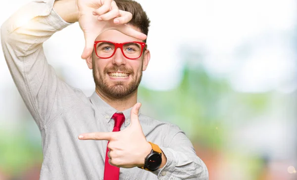 Jovem Homem Negócios Bonito Usando Óculos Sorrindo Fazendo Moldura Com — Fotografia de Stock