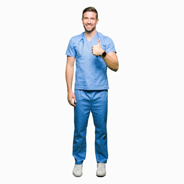 Bonito Médico Homem Vestindo Uniforme Médico Sobre Fundo Isolado Fazendo — Fotografia de Stock