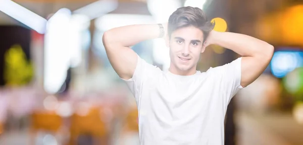 Joven Hombre Guapo Con Camiseta Blanca Sobre Fondo Aislado Relajante — Foto de Stock