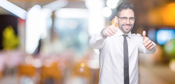 Jonge Knappe Zakenman Bril Geïsoleerde Achtergrond Goed Keuren Doen Positief — Stockfoto