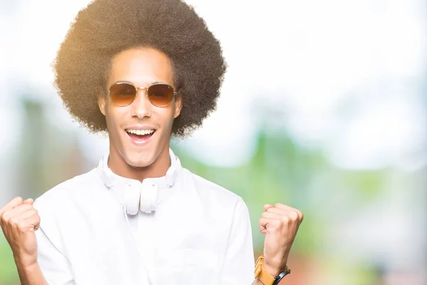 Молодий Афроамериканець Людина Афро Волосся Носіння Сонцезахисні Окуляри Навушники Святкування — стокове фото