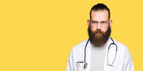 Sakalı Ile Genç Sarışın Doktor Adam Tıbbi Ceket Şüpheci Sinir — Stok fotoğraf