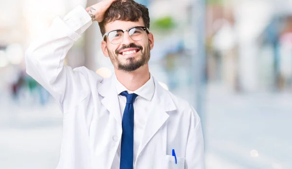 Jeune Scientifique Professionnel Homme Vêtu Manteau Blanc Sur Fond Isolé — Photo