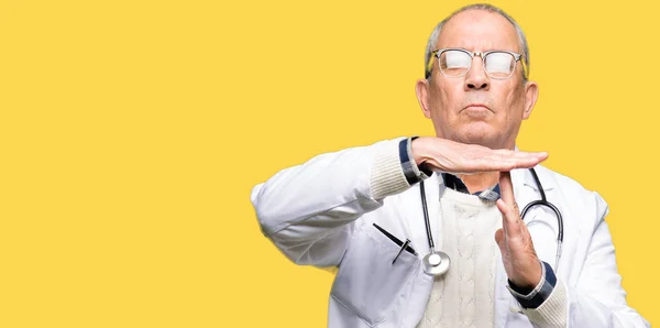 Pohledný Vedoucí Lékař Muž Lékařský Kabát Dělá Časový Limit Gesto — Stock fotografie