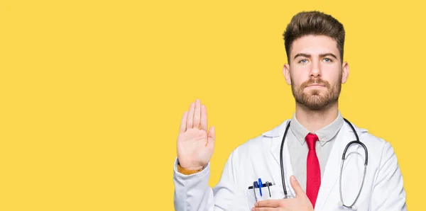 Tıbbi Ceket Giyen Genç Yakışıklı Doktor Adam Göğüs Açık Palmiye — Stok fotoğraf