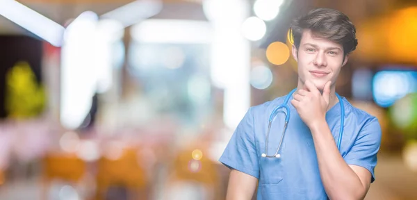 Giovane Medico Indossa Uniforme Medica Sfondo Isolato Guardando Fiducioso Fotocamera — Foto Stock