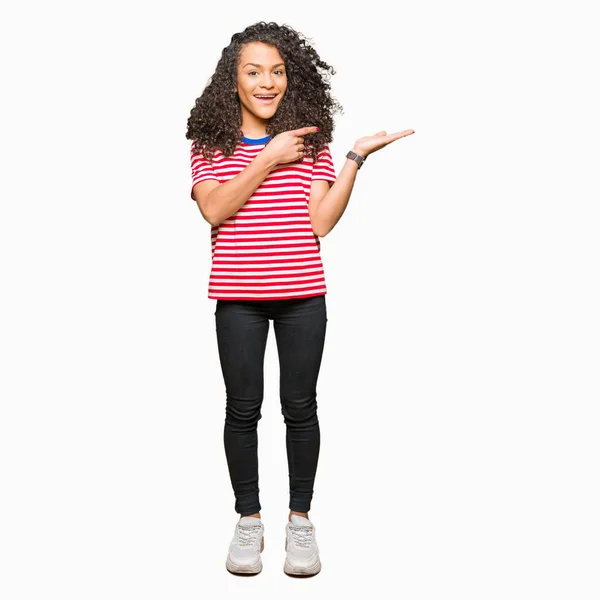 Mulher Bonita Nova Com Cabelo Encaracolado Vestindo Listras Shirt Espantado — Fotografia de Stock