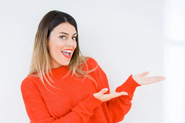 Giovane Donna Indossa Casual Maglione Rosso Sfondo Isolato Indicando Lato — Foto Stock