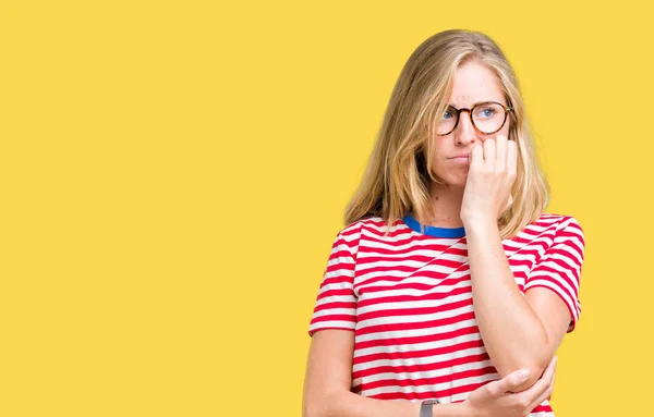 Mulher Bonita Usando Óculos Sobre Fundo Isolado Olhando Estressado Nervoso — Fotografia de Stock