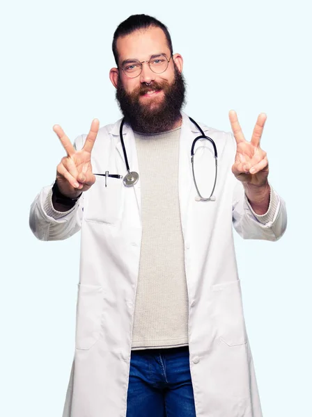 Sakal Giyen Tıbbi Ceket Ile Genç Sarışın Doktor Adam Kamera — Stok fotoğraf