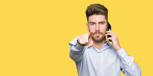 Jóképű Fiatalember Üzleti Beszélt Ujjal Mutatva Hogy Kamera Smartphone Kéz — Stock Fotó