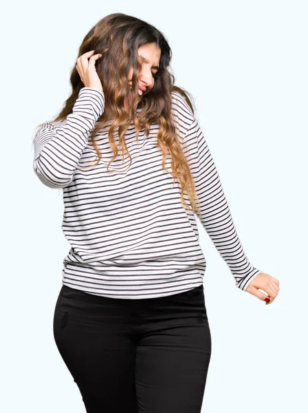 Ung Vacker Kvinna Bär Ränder Tröja Dansa Glad Och Glad — Stockfoto