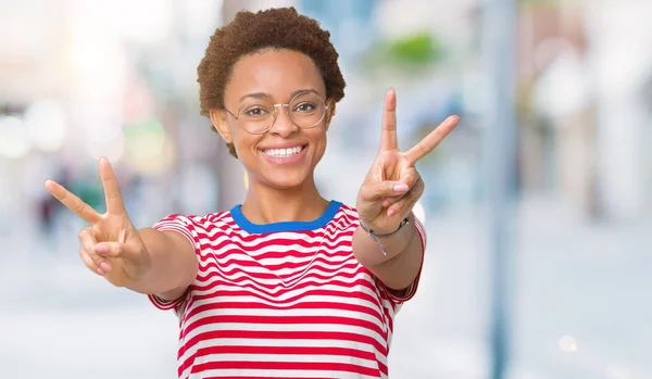 Vackra Unga Afroamerikanska Kvinnan Bär Glasögon Över Isolerade Bakgrund Leende — Stockfoto