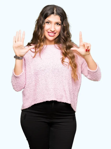 Tânăra Femeie Frumoasă Purtând Pulover Roz Care Arată Arată Degetele — Fotografie, imagine de stoc