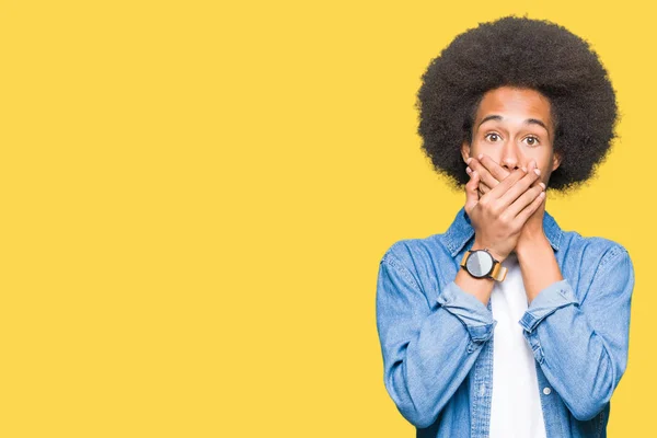 Jovem Afro Americano Com Cabelo Afro Chocou Cobrindo Boca Com — Fotografia de Stock