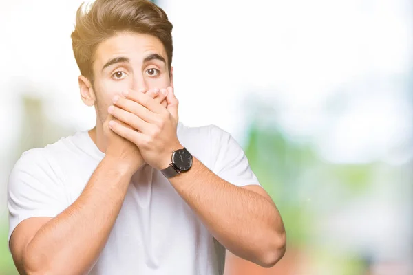 Joven Hombre Guapo Con Camiseta Blanca Sobre Fondo Aislado Impactó —  Fotos de Stock