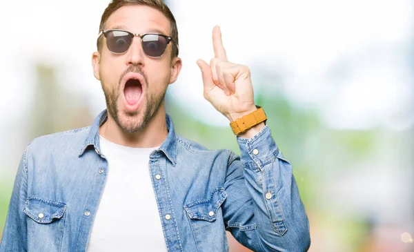 Hombre Guapo Con Gafas Sol Moda Apuntando Con Dedo Hacia — Foto de Stock