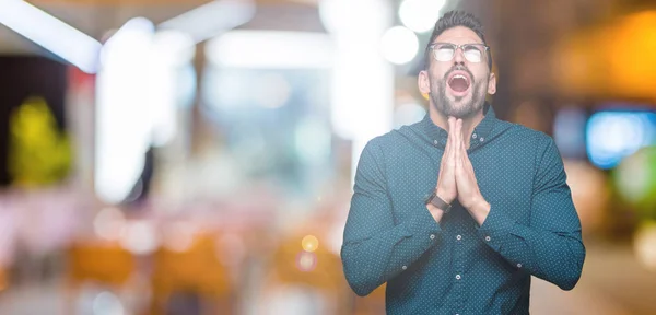 Joven Hombre Negocios Guapo Con Gafas Sobre Fondo Aislado Mendigando —  Fotos de Stock