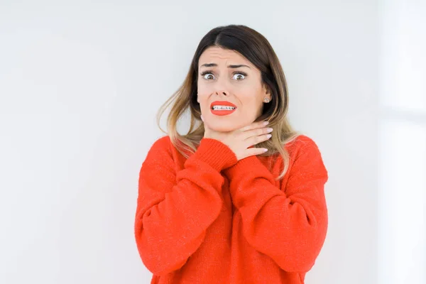 Junge Frau Lässigem Roten Pullover Über Isoliertem Hintergrund Schreit Und — Stockfoto