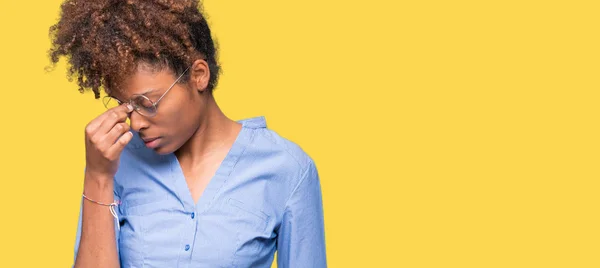 Gyönyörű Fiatal Afro Amerikai Üzletasszony Elszigetelt Háttér Fáradt Dörzsölte Orra — Stock Fotó