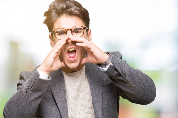 Szemüveg Viselése Alatt Elszigetelt Háttér Dühös Hangosan Kiabálva Fiatal Üzletember — Stock Fotó
