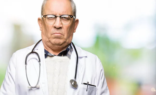 Hombre Guapo Médico Senior Que Usa Abrigo Médico Escéptico Nervioso —  Fotos de Stock
