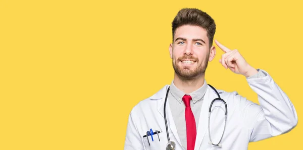 Homem Médico Bonito Jovem Vestindo Casaco Médico Sorrindo Apontando Para — Fotografia de Stock