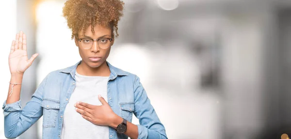 Belle Jeune Femme Afro Américaine Portant Des Lunettes Sur Fond — Photo