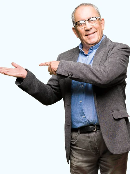 Stilig Senior Businesss Mannen Bär Glasögon Förvånade Och Ler Till — Stockfoto