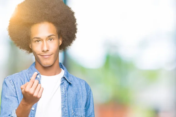 Ung Afrikansk Amerikansk Man Med Afro Hår Vinkade Komma Hit — Stockfoto