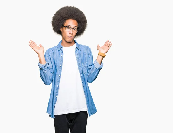 Junger Afrikanisch Amerikanischer Mann Mit Afrohaaren Brille Ahnungsloser Und Verwirrter — Stockfoto