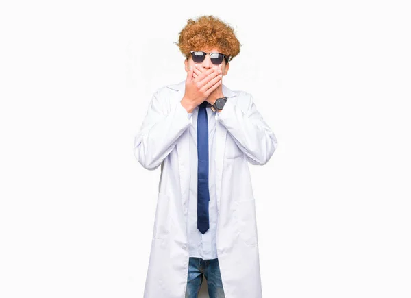 Mladý Pohledný Vědec Muž Profesionální Kabát Brýle Šokován Pokrývající Ústa — Stock fotografie