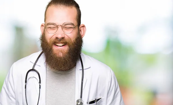 Молодий Блондин Лікар Бородою Носить Медичне Пальто Усміхаючись Сміючись Важко — стокове фото
