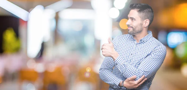 Joven Hombre Guapo Sobre Fondo Aislado Mirando Orgulloso Sonriendo Haciendo — Foto de Stock