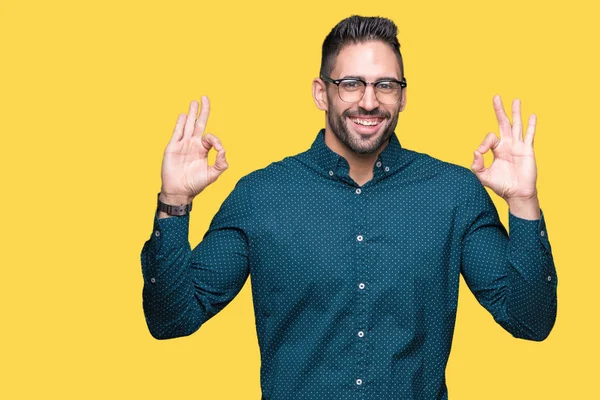 Joven Hombre Negocios Guapo Con Gafas Sobre Fondo Aislado Relajarse —  Fotos de Stock