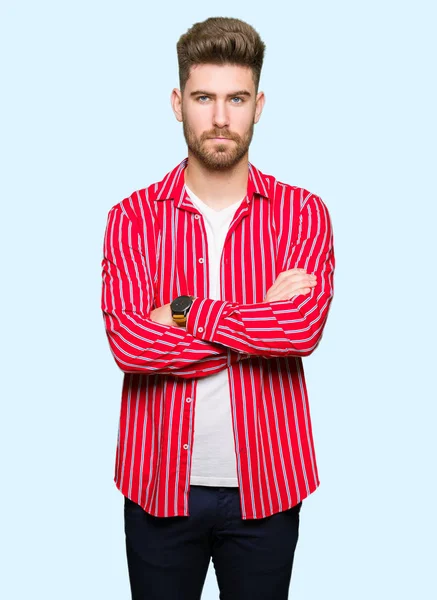 Giovane Bell Uomo Con Camicia Rossa Scettico Nervoso Espressione Disapprovazione — Foto Stock