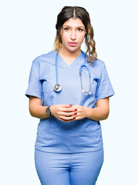 Jovem Mulher Médica Adulta Vestindo Uniforme Médico Mãos Juntas Dedos — Fotografia de Stock