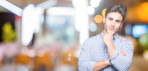 Joven Hombre Negocios Guapo Sobre Fondo Aislado Mirando Confiado Cámara — Foto de Stock