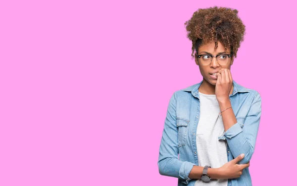 Hermosa Mujer Afroamericana Joven Con Gafas Sobre Fondo Aislado Mirando — Foto de Stock