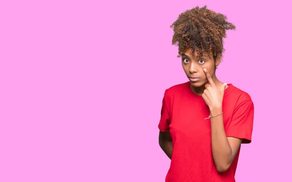 Linda Jovem Afro Americana Sobre Fundo Isolado Apontando Para Olhos — Fotografia de Stock