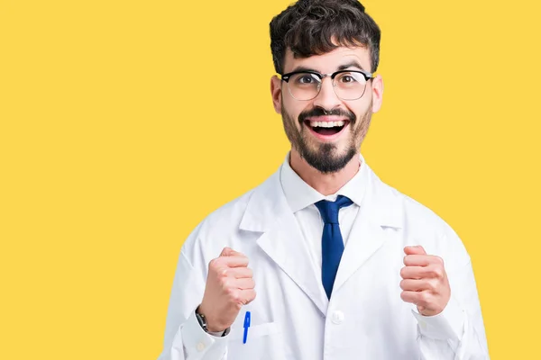 Jeune Homme Scientifique Professionnel Portant Manteau Blanc Sur Fond Isolé — Photo