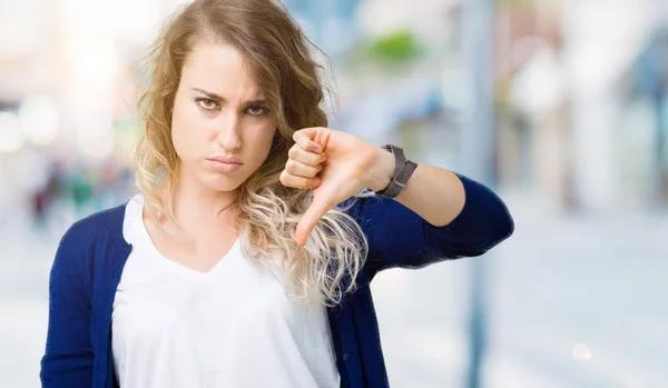 Bella Giovane Donna Bionda Sfondo Isolato Guardando Infelice Arrabbiato Mostrando — Foto Stock