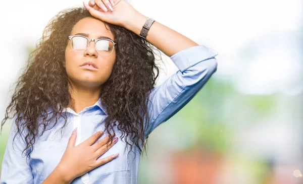 Joven Hermosa Chica Negocios Con Pelo Rizado Con Gafas Tocando — Foto de Stock