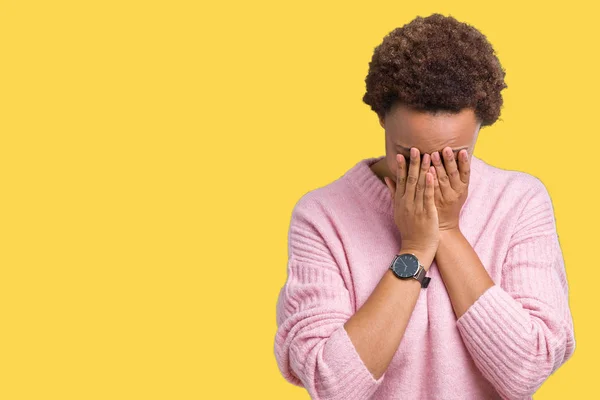 Hermosa Joven Afroamericana Sobre Fondo Aislado Con Expresión Triste Cubriendo — Foto de Stock